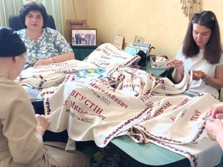 «Скроплено все слізьми»: матері та дружини загиблих захисників з чотирьох громад Волині вишивають «Рушник Пам’яті»