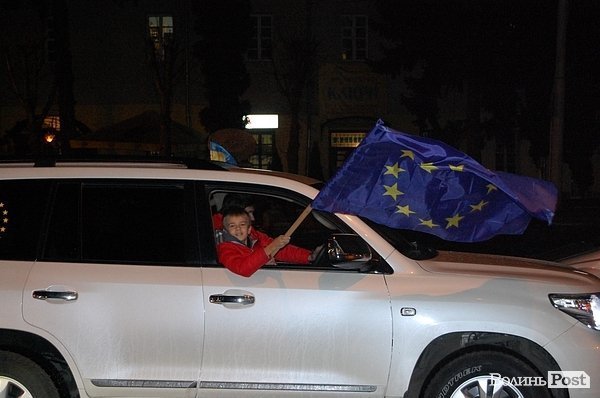 У Луцьку відбувся авто-, велопробіг в підтримку Євромайдану. ФОТО