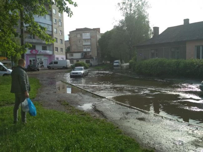 Луцьку вулицю затопило. ФОТО