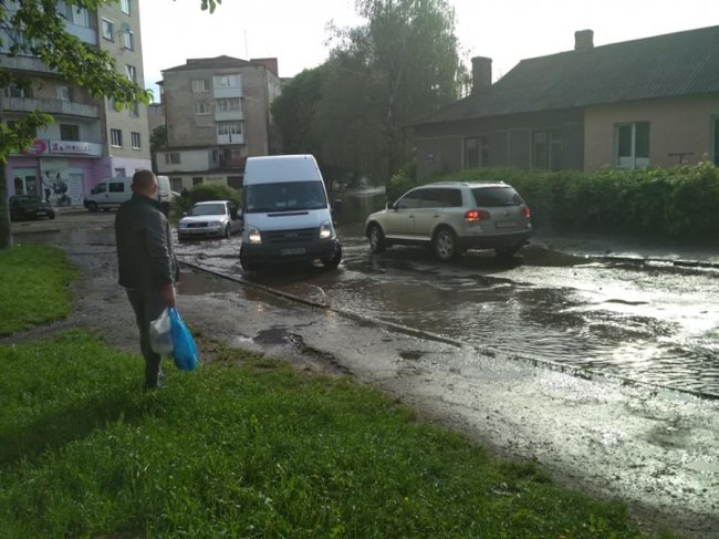 Луцьку вулицю затопило. ФОТО