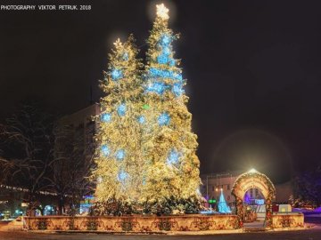 Луцький фотограф показав безлюдний Луцьк напередодні Нового року