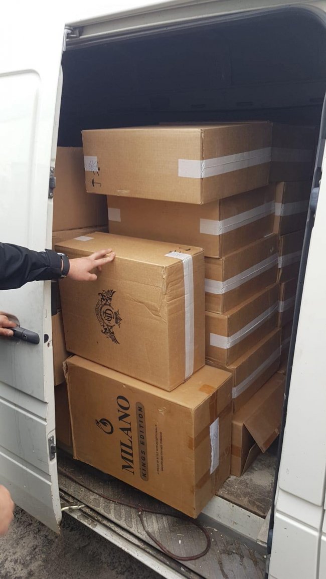 На Волині вилучили понад 200 ящиків контрафактних цигарок з російськими акцизними марками. ФОТО