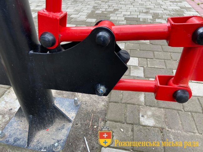 У місті на Волині невідомі понівечили тренажери на майданчику. ФОТО