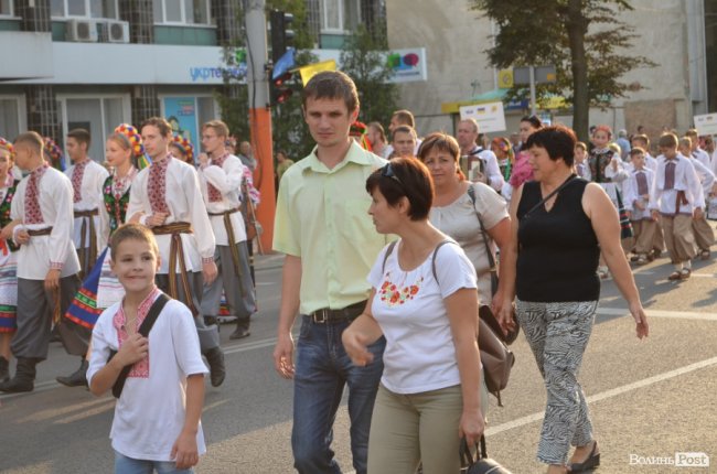 Учасники міжнародного фестивалю урочистою ходою пройшли центром Луцька. ФОТО