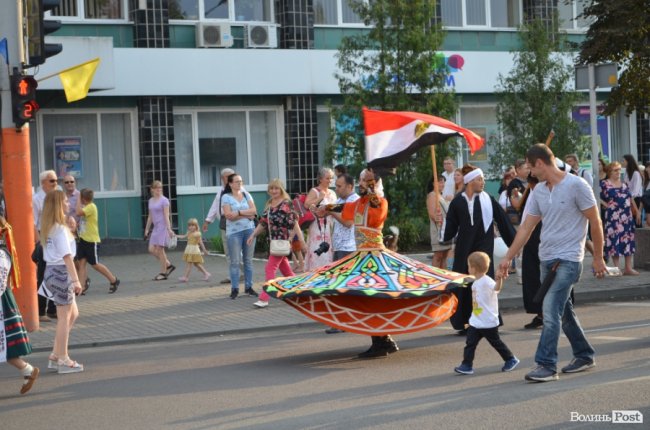Учасники міжнародного фестивалю урочистою ходою пройшли центром Луцька. ФОТО