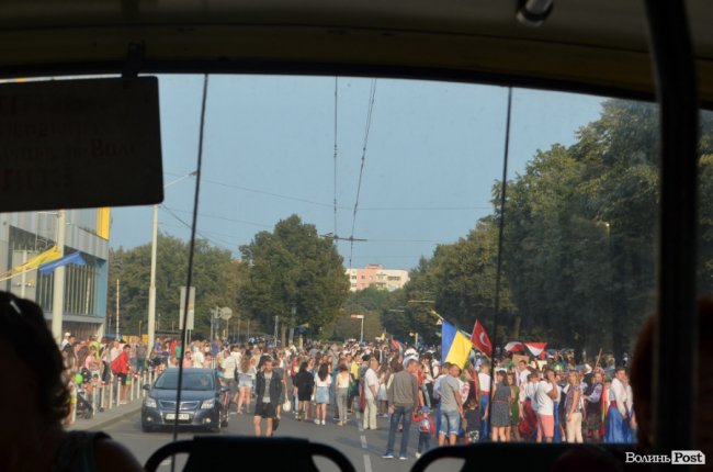 Учасники міжнародного фестивалю урочистою ходою пройшли центром Луцька. ФОТО
