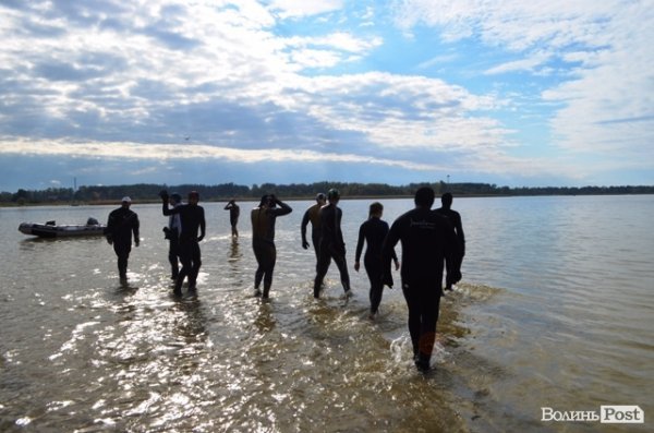 Заплив Гузя та Палиці через Згоранське озеро: як це було. ФОТОРЕПОРТАЖ