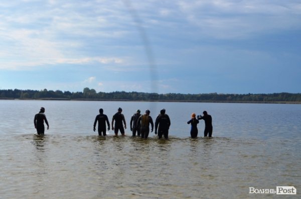 Заплив Гузя та Палиці через Згоранське озеро: як це було. ФОТОРЕПОРТАЖ