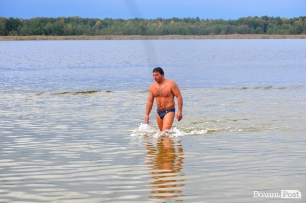 Заплив Гузя та Палиці через Згоранське озеро: як це було. ФОТОРЕПОРТАЖ