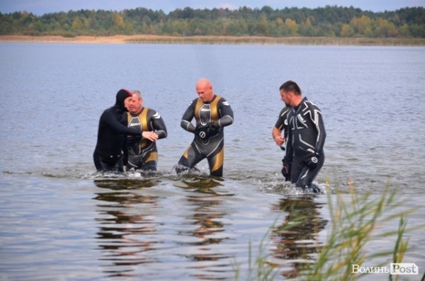 Заплив Гузя та Палиці через Згоранське озеро: як це було. ФОТОРЕПОРТАЖ