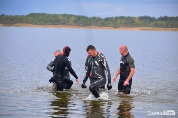 Заплив Гузя та Палиці через Згоранське озеро: як це було. ФОТОРЕПОРТАЖ