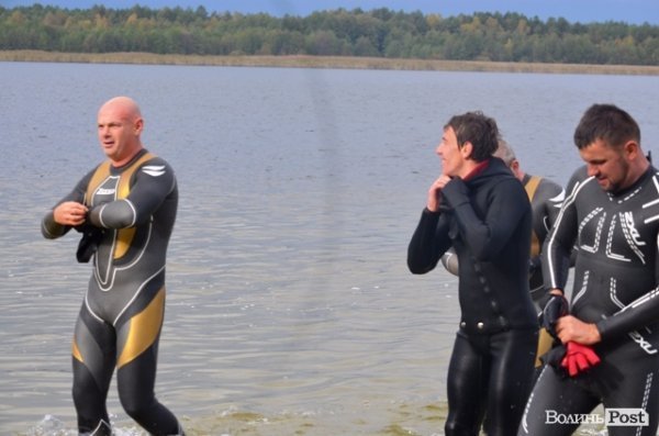 Заплив Гузя та Палиці через Згоранське озеро: як це було. ФОТОРЕПОРТАЖ