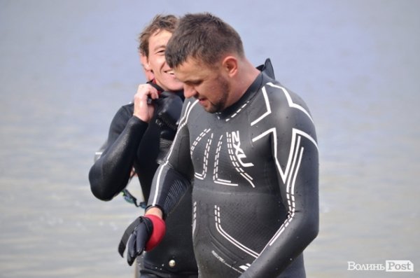 Заплив Гузя та Палиці через Згоранське озеро: як це було. ФОТОРЕПОРТАЖ