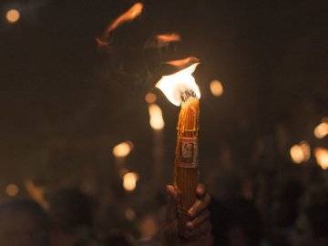 Делегація на чолі з Митрополитом Михаїлом привезла в Україну Благодатний вогонь