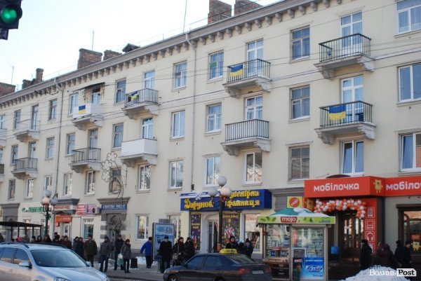 Луцьк «фарбують» в синьо-жовтий. ФОТО