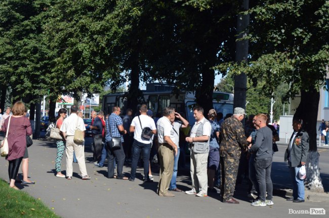 Обличчя пікету: «прихильники Тиводара» ховалися від камер та хамили