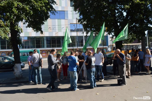 Обличчя пікету: «прихильники Тиводара» ховалися від камер та хамили