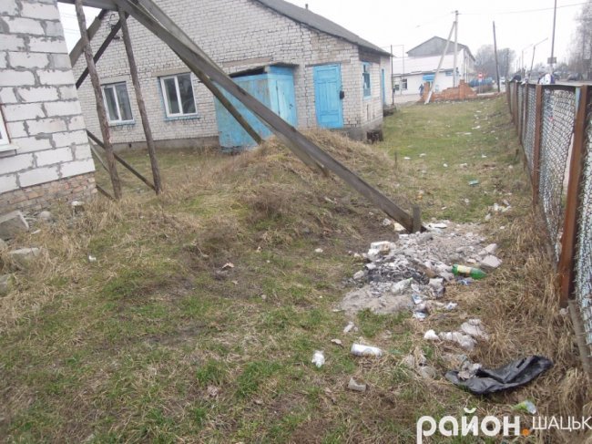 Центральна вулиця Шацька закидана сміттям після зими