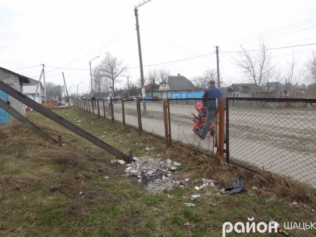 Центральна вулиця Шацька закидана сміттям після зими