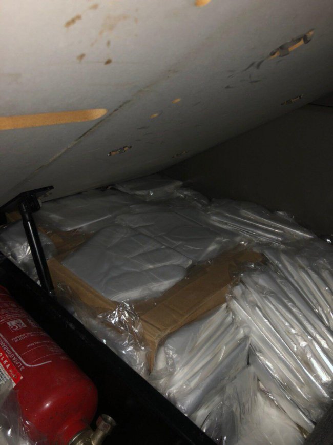 Волинські прикордонники виявили контрабанду поліетиленових рукавичок. ФОТО