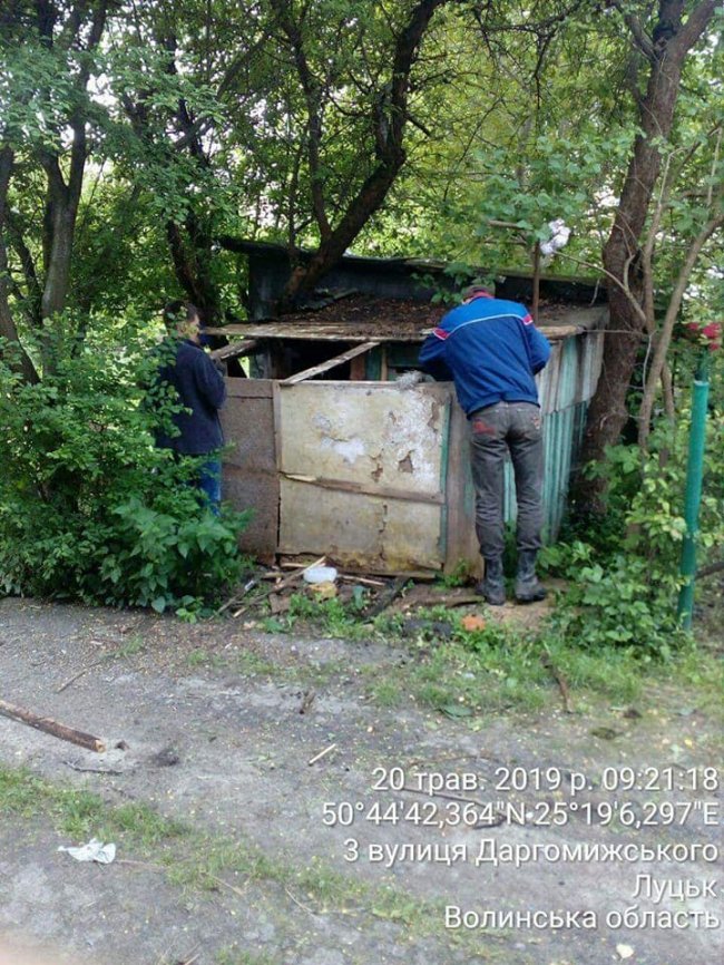 Луцькі муніципали знесли сараї на одній із вулиць