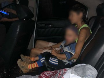 Жінка намагалася продати в рабство маму з дитиною. ФОТО