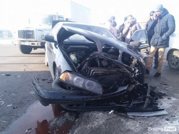 Розтрощені передки: у Луцьку зіткнулися легковик і фургон