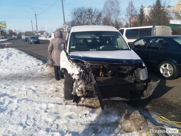 Розтрощені передки: у Луцьку зіткнулися легковик і фургон