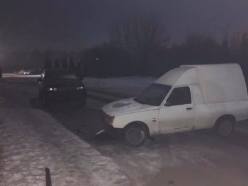 Занесло на дорозі: у Луцьку шукають водія, який протаранив дві припарковані автівки. ВІДЕО