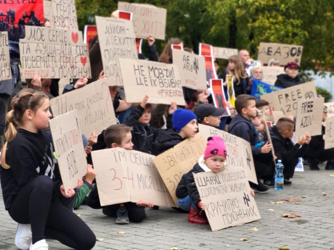 Троє ковельчан 18 місяців – у російському полоні:  у місті відбулася акція на підтримку захисників Маріуполя