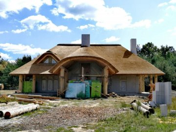 В Луцькій райраді презентували технологію будівництва осель з соломи. ФОТО