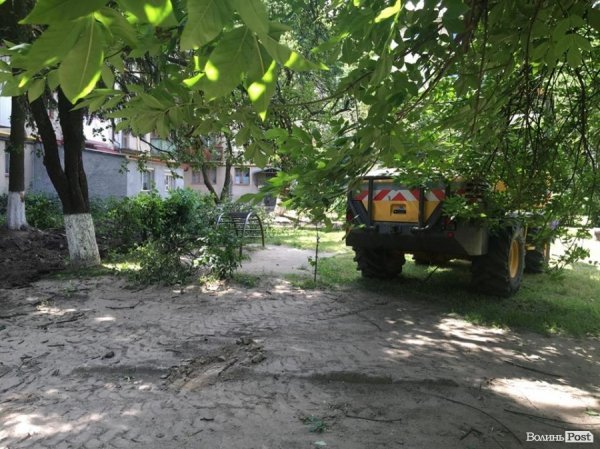 На двох вулицях Луцька розпочали ремонт дитячих майданчиків. ФОТО