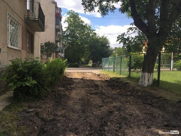 На двох вулицях Луцька розпочали ремонт дитячих майданчиків. ФОТО