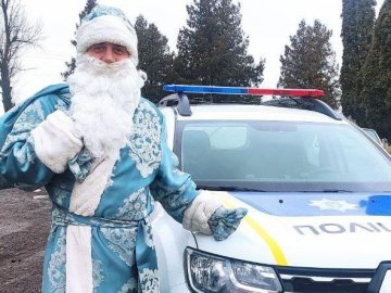 На Волині поліцейський перевтілюється в Миколая і вітає зі святом дітей та стареньких. ФОТО