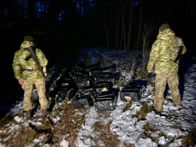 Контрабандисти кинулися навтьоки: луцькі прикордонники знайшли понад 7 тисяч пачок цигарок