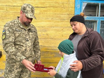 Посмертну нагороду воїна з Волині вручили його дружині та сину
