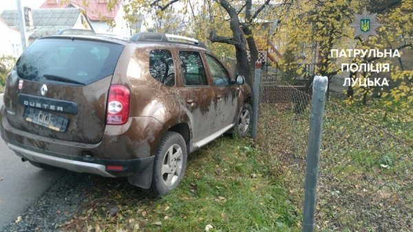 У Луцьку позашляховик протаранив паркан