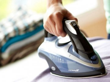 Чому підошва праски стає липкою?*