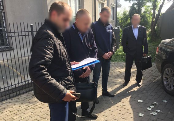 На Волині на хабарі 2 тисячі доларів затримали чоловіка народного депутата. ФОТО