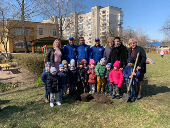 Заради майбутнього: «Побратими України» саджали дерева з дошкільнятами у Луцьку. ФОТО