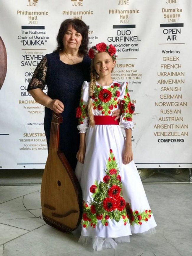 Юні волинянки - переможці всеукраїнського конкурсу бандуристів. ФОТО