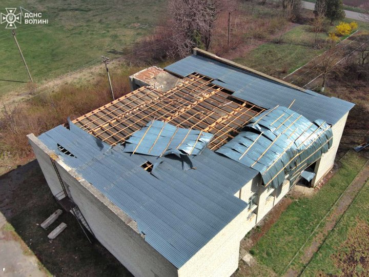 На Волині рятувальники ліквідували наслідки негоди: зірвало дах у будинку культури, школі та бібліотеці