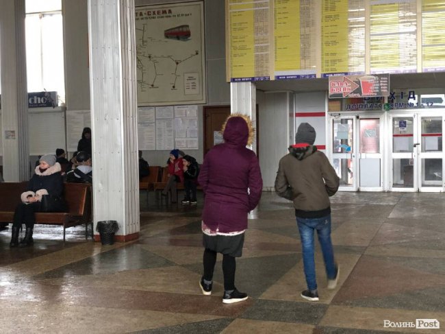  «Тьотю, дайте на хліб»: як у Луцьку вирішили боротися із жебраками на автостанції