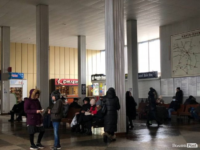  «Тьотю, дайте на хліб»: як у Луцьку вирішили боротися із жебраками на автостанції