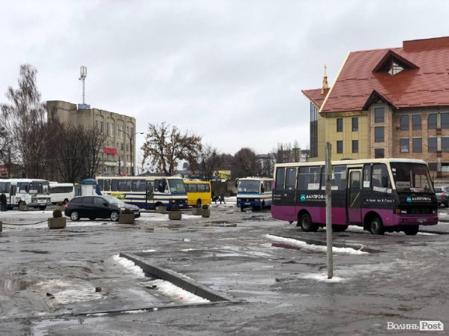 «Тьотю, дайте на хліб»: як у Луцьку вирішили боротися із жебраками на автостанції