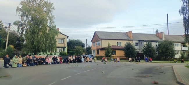 У селі під Луцьком дорогу перед кортежем із тілом Героя встелили квітами