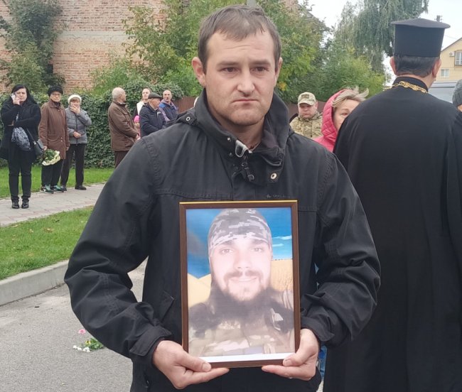 У селі під Луцьком дорогу перед кортежем із тілом Героя встелили квітами