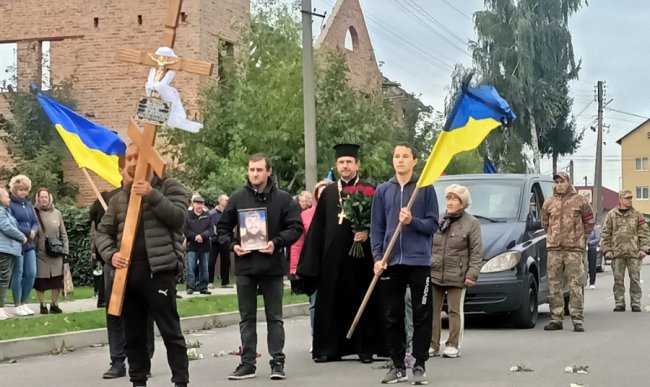 У селі під Луцьком дорогу перед кортежем із тілом Героя встелили квітами