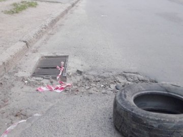 Під носом у луцьких комунальників - величезна яма на дорозі