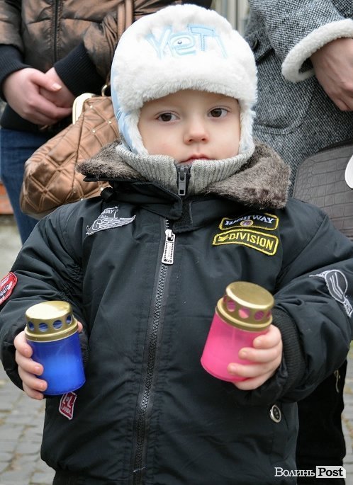 У Луцьку перед замком виклали зі свічок «хрест пам’яті». ФОТО